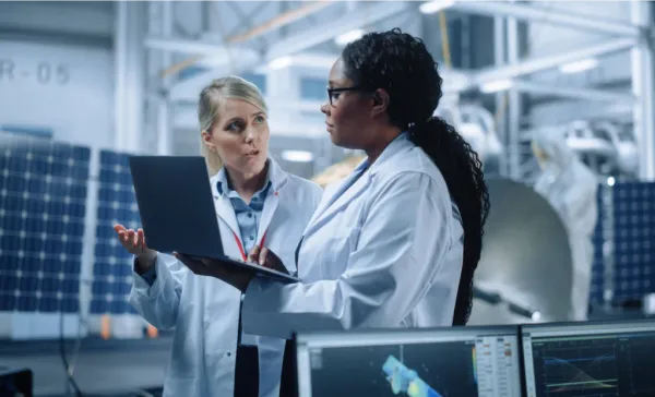 twee vrouwen in witte schorten op de werkvloer